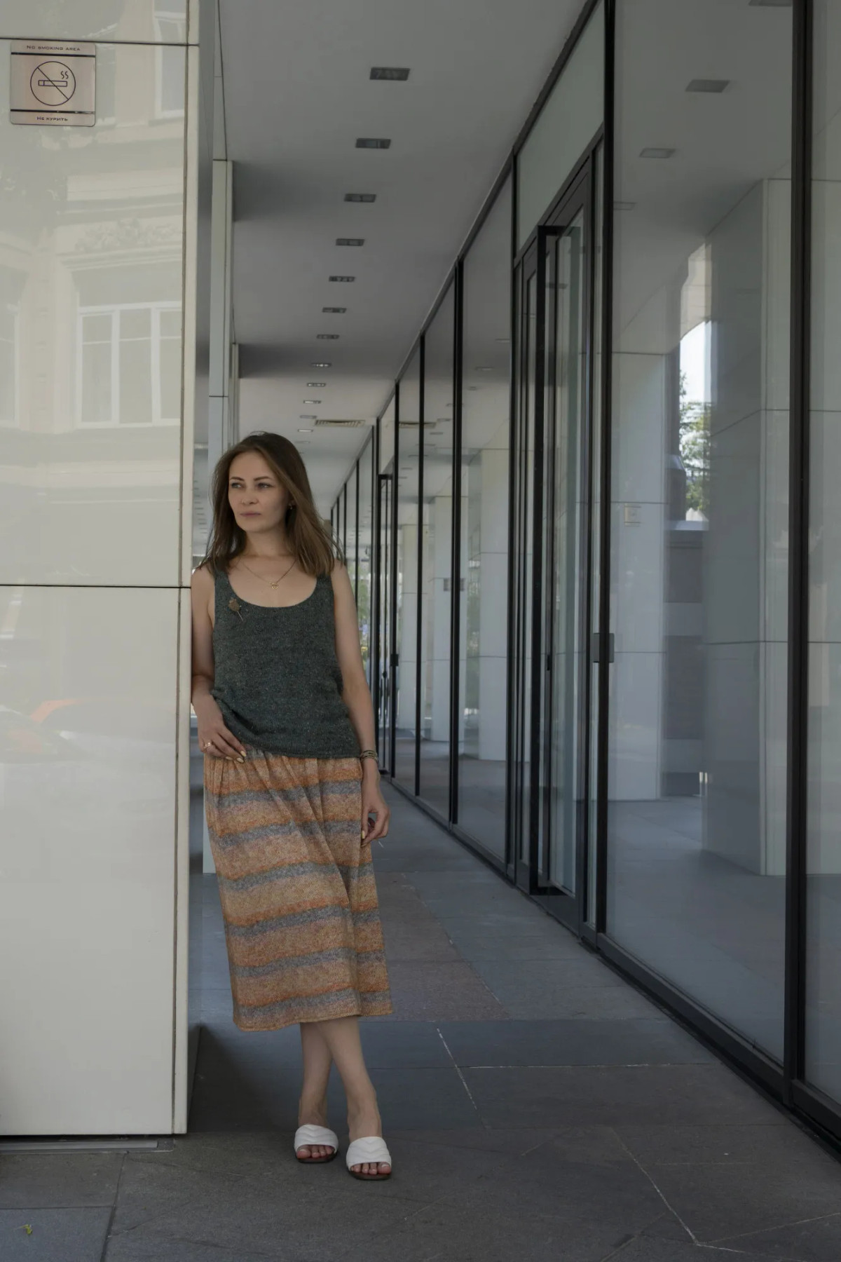 Описание для вязания спицами костюма: топ с юбкой