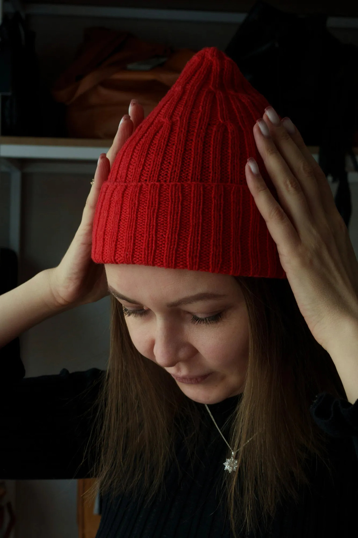 Описание для вязания спицами красной шапки резинкой 2х2