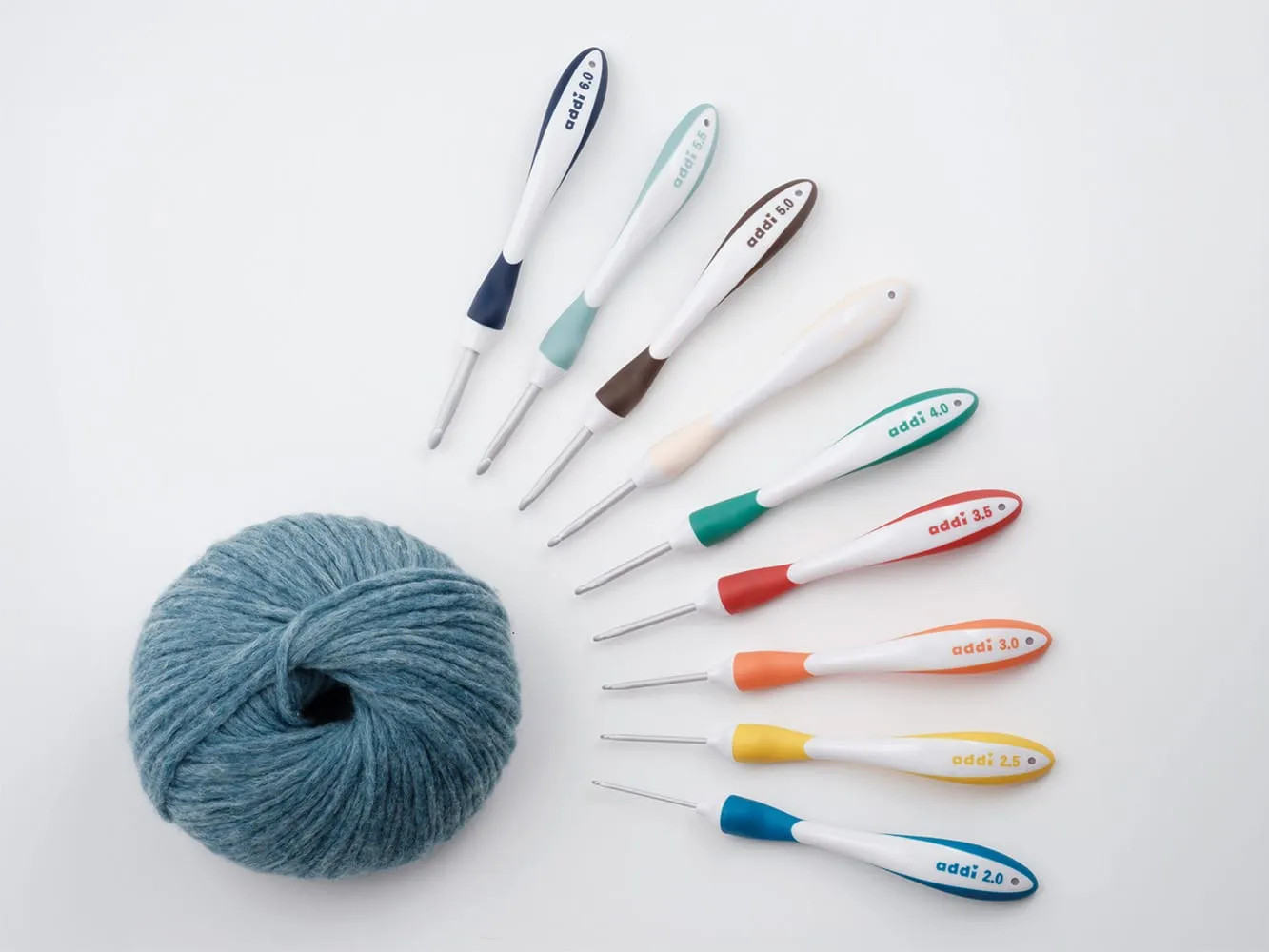 Крючок для вязания Addi с эргономичной пластиковой ручкой addiSwing Maxi 17 см