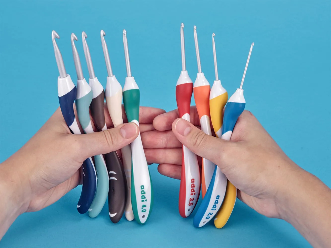 Крючок для вязания Addi с эргономичной пластиковой ручкой addiSwing Maxi 17 см