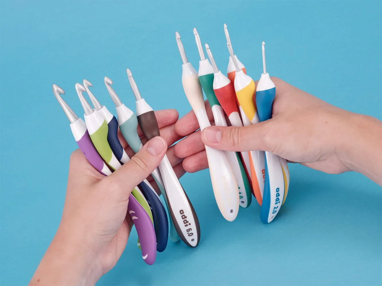 Крючок для вязания Addi с эргономичной пластиковой ручкой addiSwing 16 см