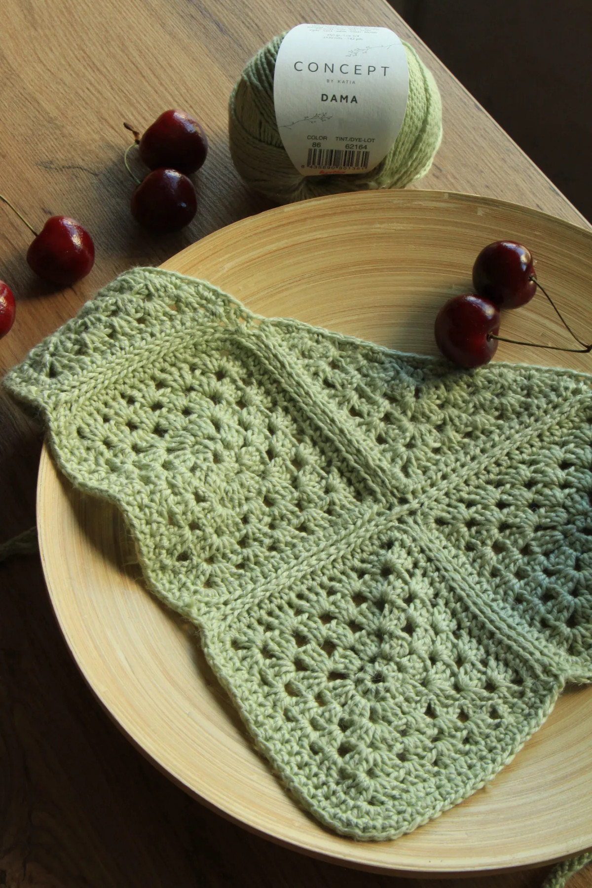 Косынка крючком из бабушкиных квадратов