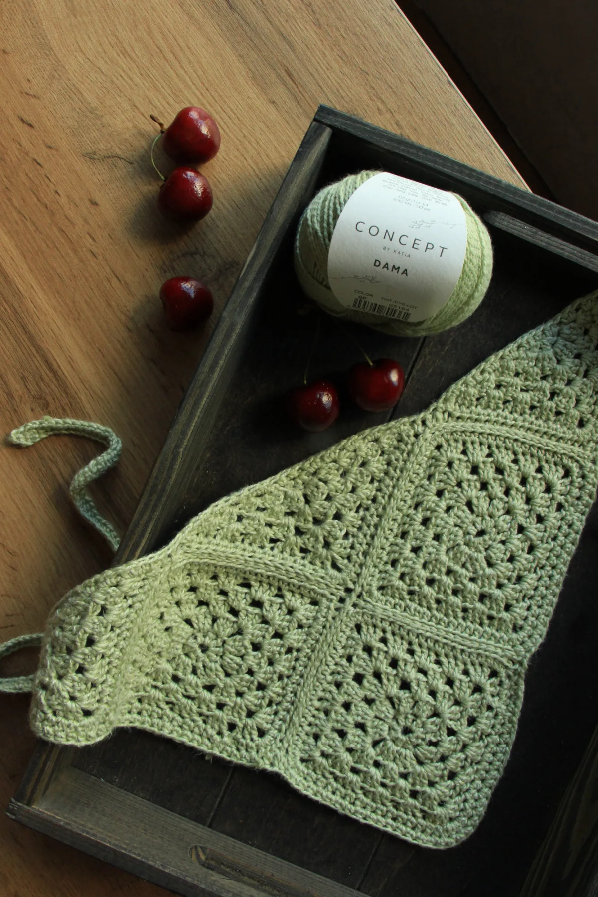 Косынка крючком из бабушкиных квадратов