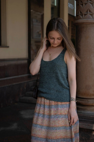 Описание для вязания спицами костюма: топ с юбкой